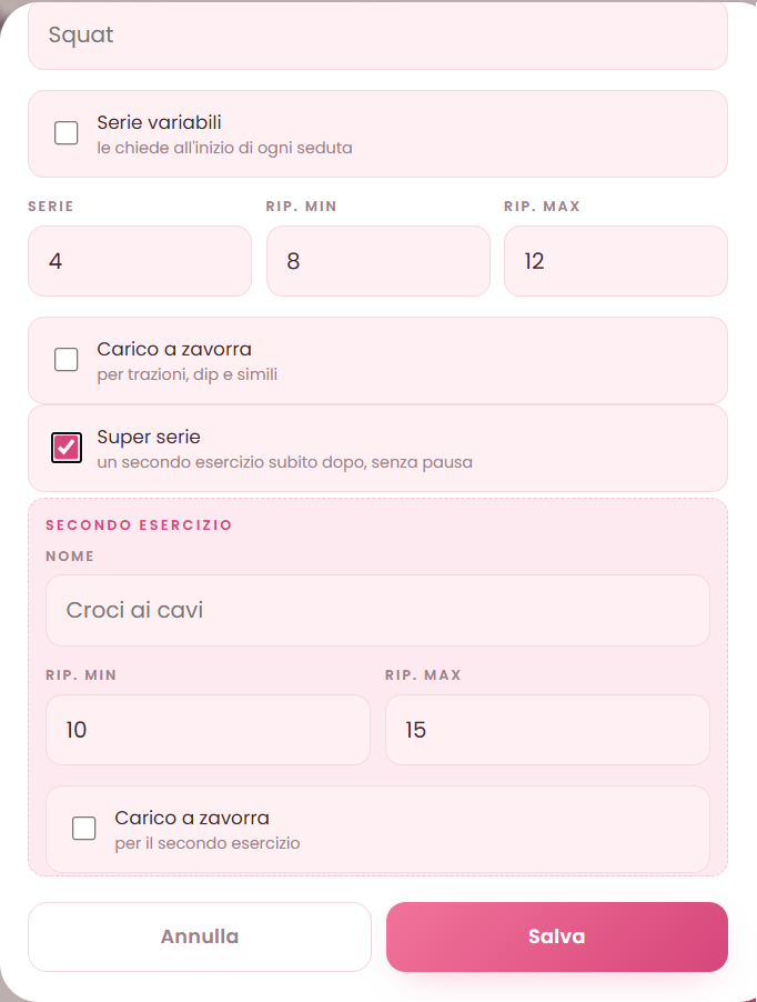 Lo stesso modulo con Super serie spuntata: sotto compare il riquadro Secondo esercizio con nome Croci ai cavi, ripetizioni da 10 a 15 e la casella del carico a zavorra.
