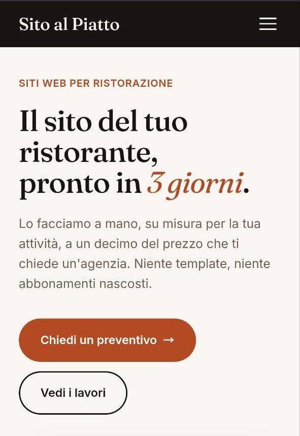 Vetrina di Sito al Piatto sul telefono: titolo “Il sito del tuo ristorante, pronto in 3 giorni” e i pulsanti per il preventivo.
