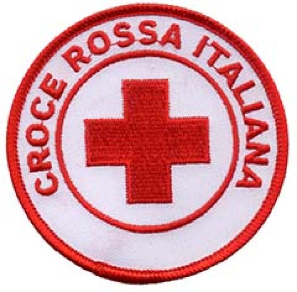 Distintivo circolare della Croce Rossa Italiana: croce rossa al centro, scritta CROCE ROSSA ITALIANA lungo il bordo.